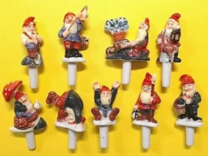 BOITE DE 50 PICS A GATEAUX EN PORCELAINE LES NAINS DE JARDIN