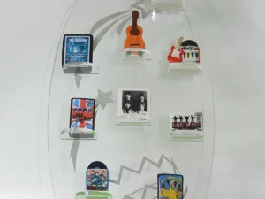 SERIE COMPLETE DE FEVES LES BEATLES 2024 AVEC SUPPORT