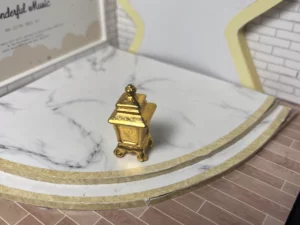 ST9 - LAMPE METAL DOREE